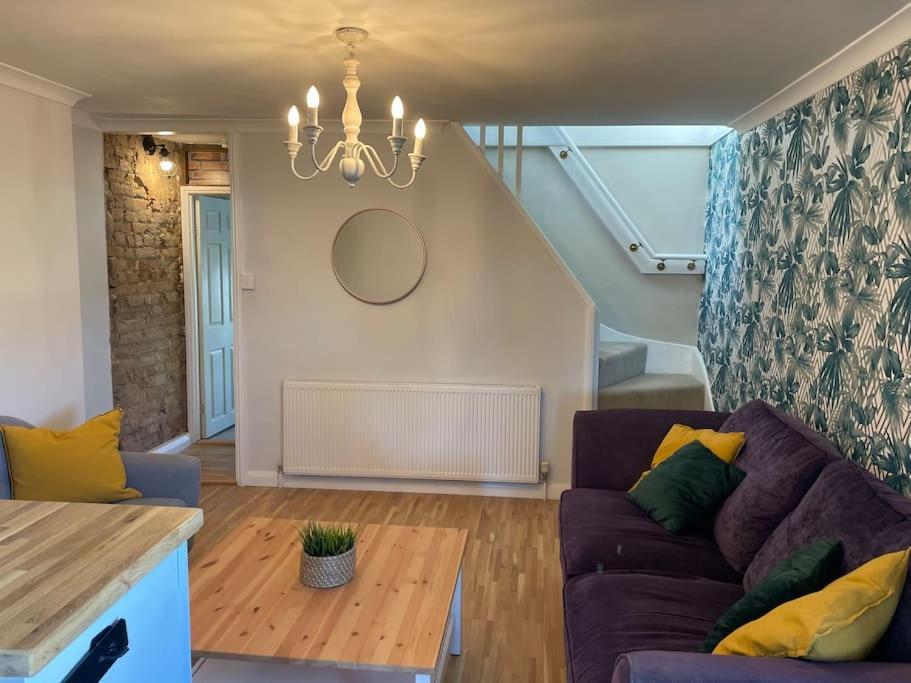 Stylish & Spacious 2 Storey, 3 Bed Apartment Γκρέιβσεντ Εξωτερικό φωτογραφία