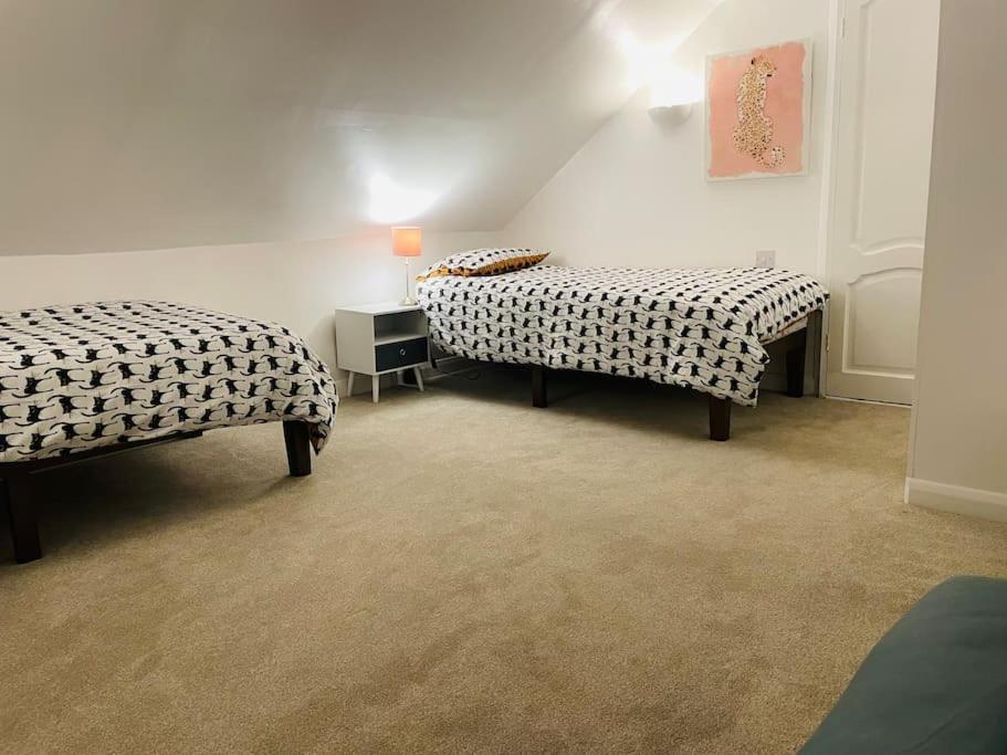 Stylish & Spacious 2 Storey, 3 Bed Apartment Γκρέιβσεντ Εξωτερικό φωτογραφία